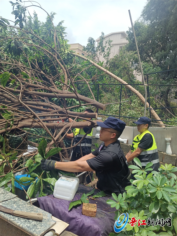 军人黄书贤休假期间积极参与家乡抢险救灾工作 “群众有难 就该冲在最前线”