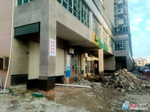 晋江一店面装修竟“挖地三尺”掏空地基 楼上业主坐立不安