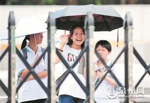 泉州高考首日：大多数考生镜头下表情轻松 信心满满