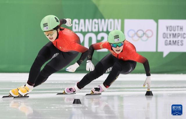 1月21日，在2024年江原道冬青奥会短道速滑女子1000米决赛中，中国选手李金恣、杨婧茹分别以1分40秒803和1分40秒996的成绩获得冠、亚军。图为李金恣（左）和杨婧茹在比赛中。新华社记者 姚琪琳 摄