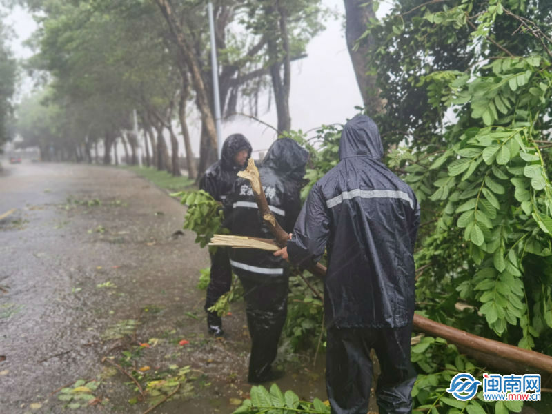 防抗台风“杜苏芮” 安溪公安在暴风雨中坚守