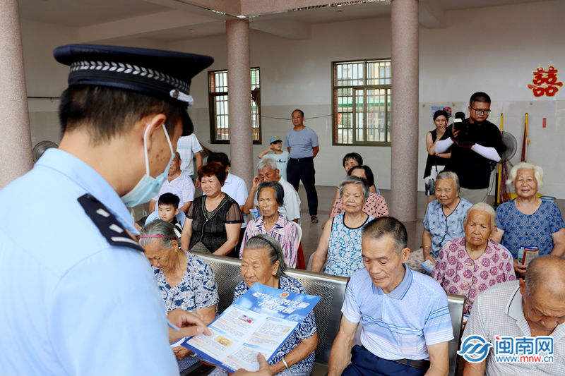 漳州古雷：公安流动宣传车来到村中 为老年人开展防老反诈宣传