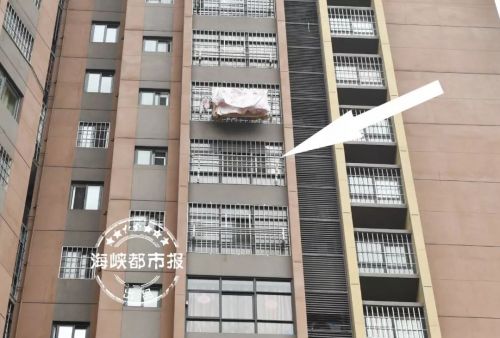 福州4岁男孩从11楼逃生窗坠下身亡 当时家中空无一人